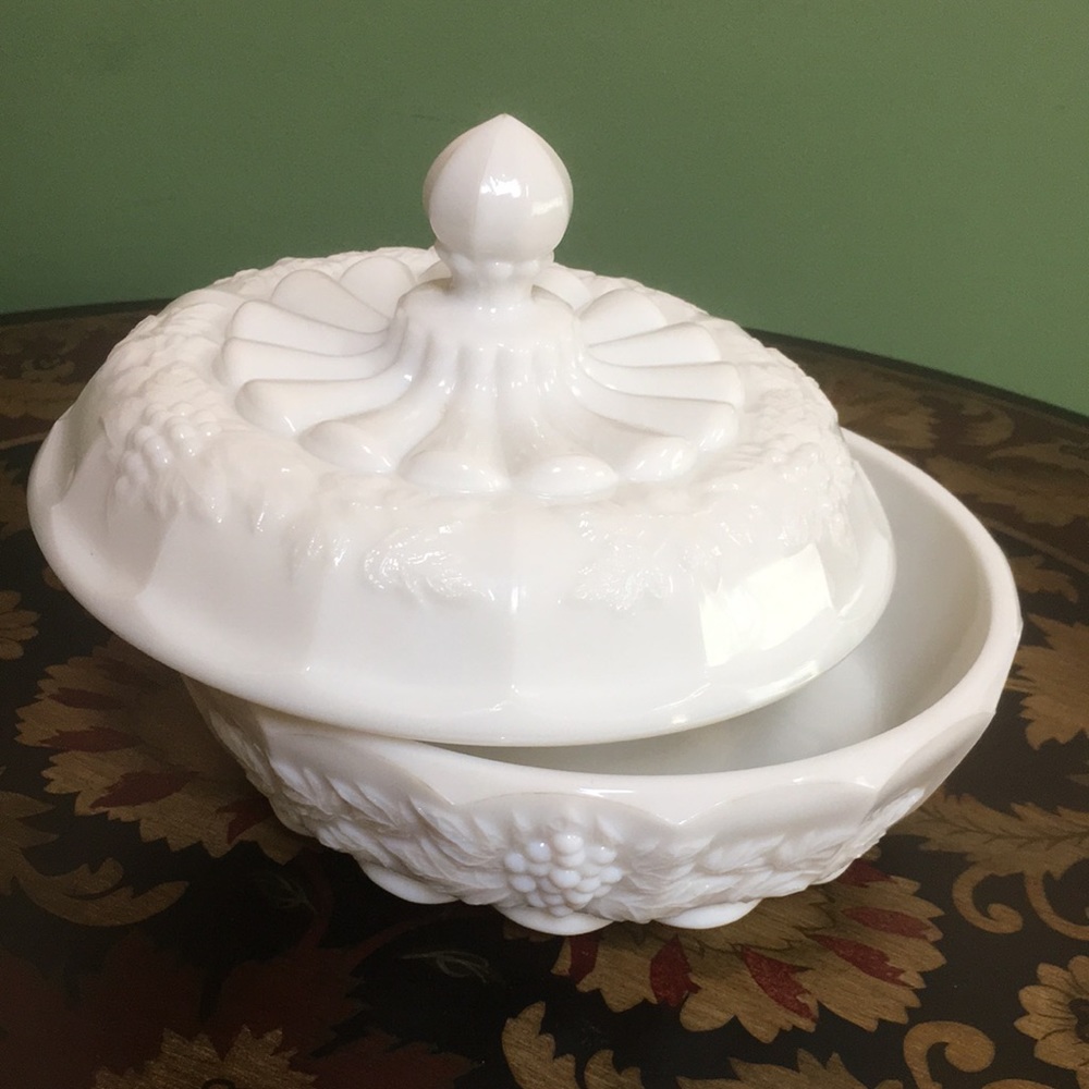 Vintage Westmoreland Grape Milk Glass Large Candy Dish With Lid Signed - Picture 3 of 16